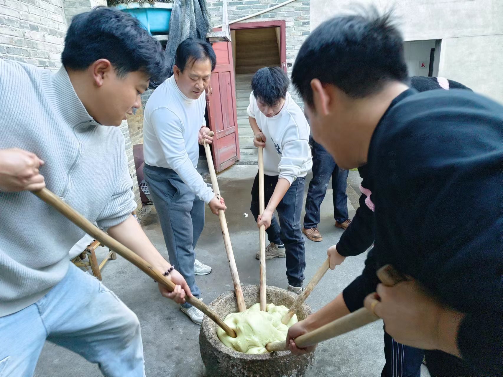 易順建工集團(tuán)：體驗(yàn)黃粿制作，傳承傳統(tǒng)文化