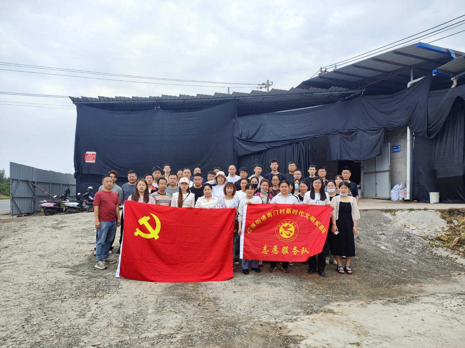 易順建工集團(tuán)有限公司入黨積極分子參加南門(mén)村、錢(qián)園橋村撂荒地整治活動(dòng)