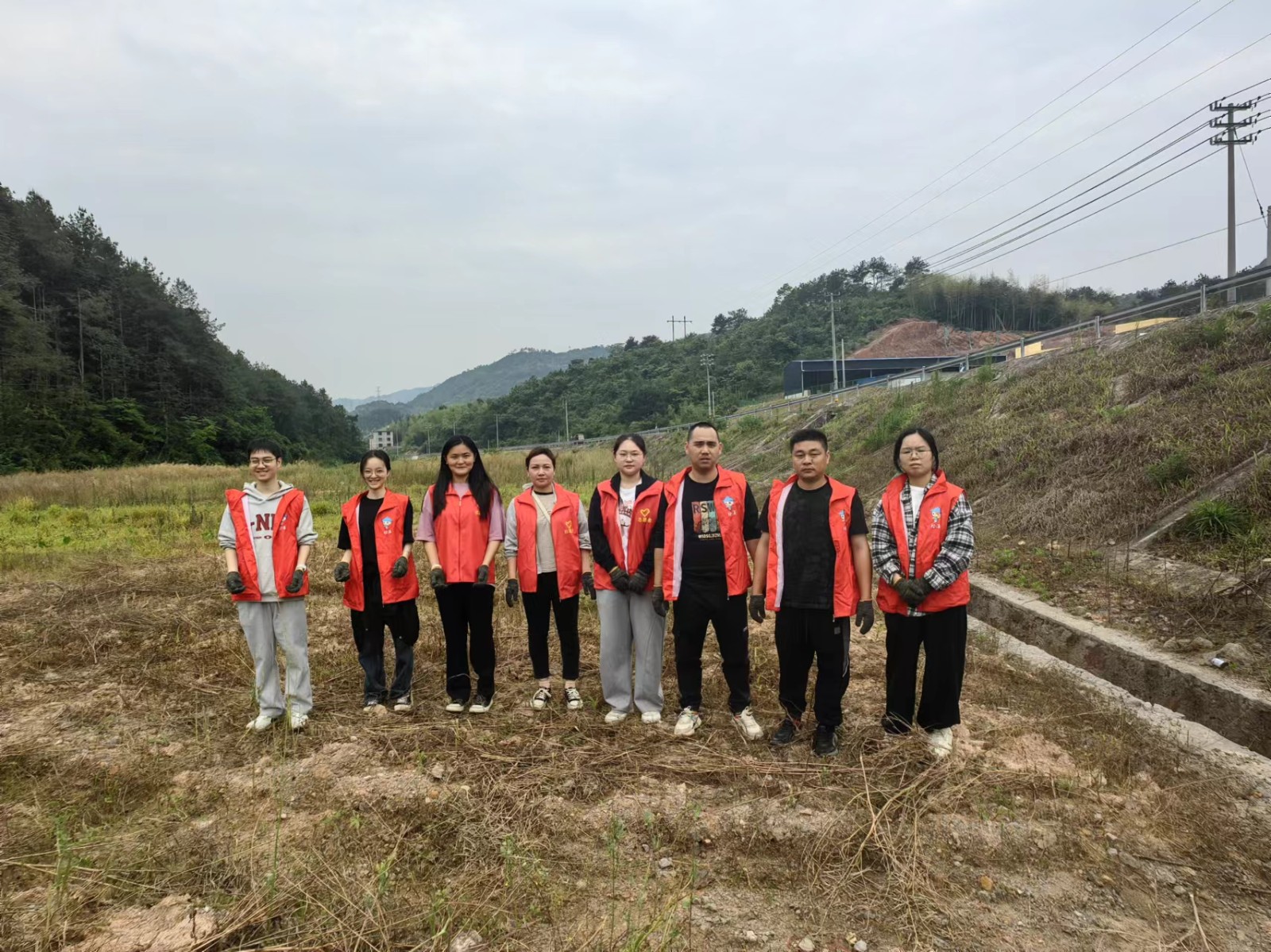 易順建工集團(tuán)有限公司入黨積極分子參加南門(mén)村、錢(qián)園橋村撂荒地整治活動(dòng)